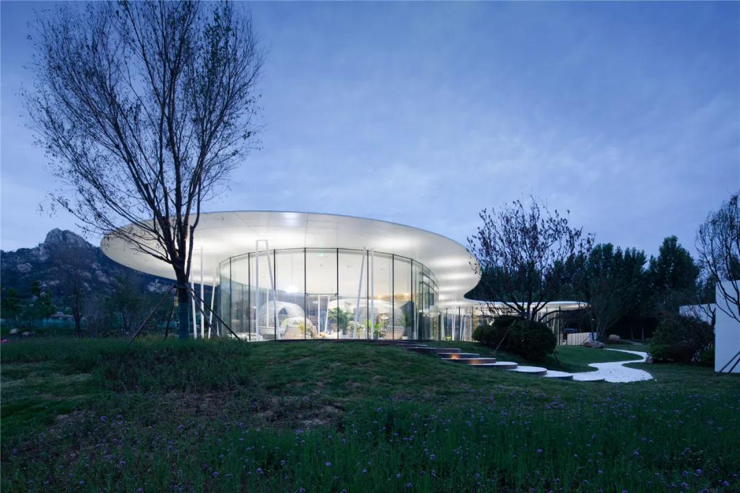 消隐在自然山水之中的四季花房丨青岛万科·四季草堂