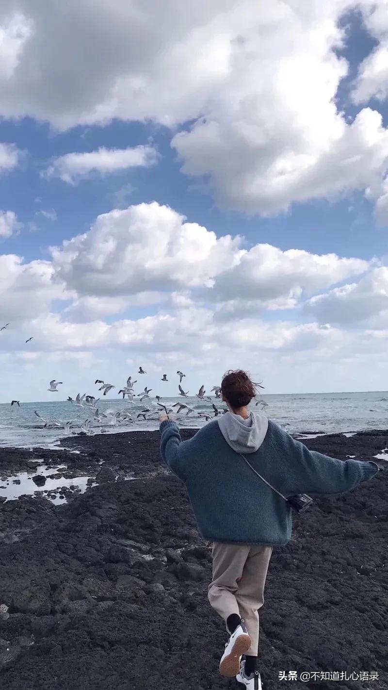 有哪些沙雕又可爱的句子?喜欢一个人太累了,所以我喜欢了十个…