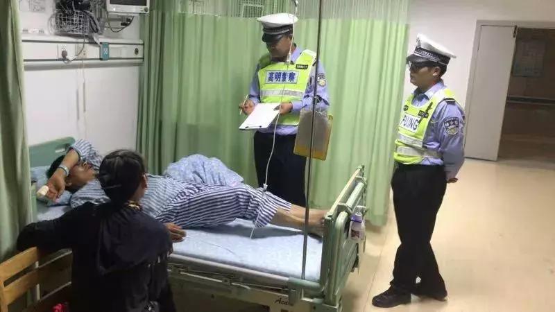 工地挖机挖出一条巨蟒,挖掘机挖大蟒蛇的视频