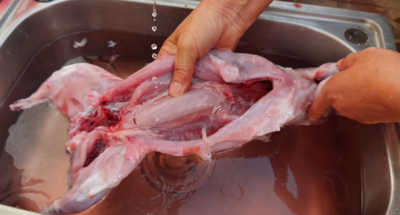 深秋，遇到兔肉别手软，钙是牛肉3倍，蛋白质含量极高，特别好吃