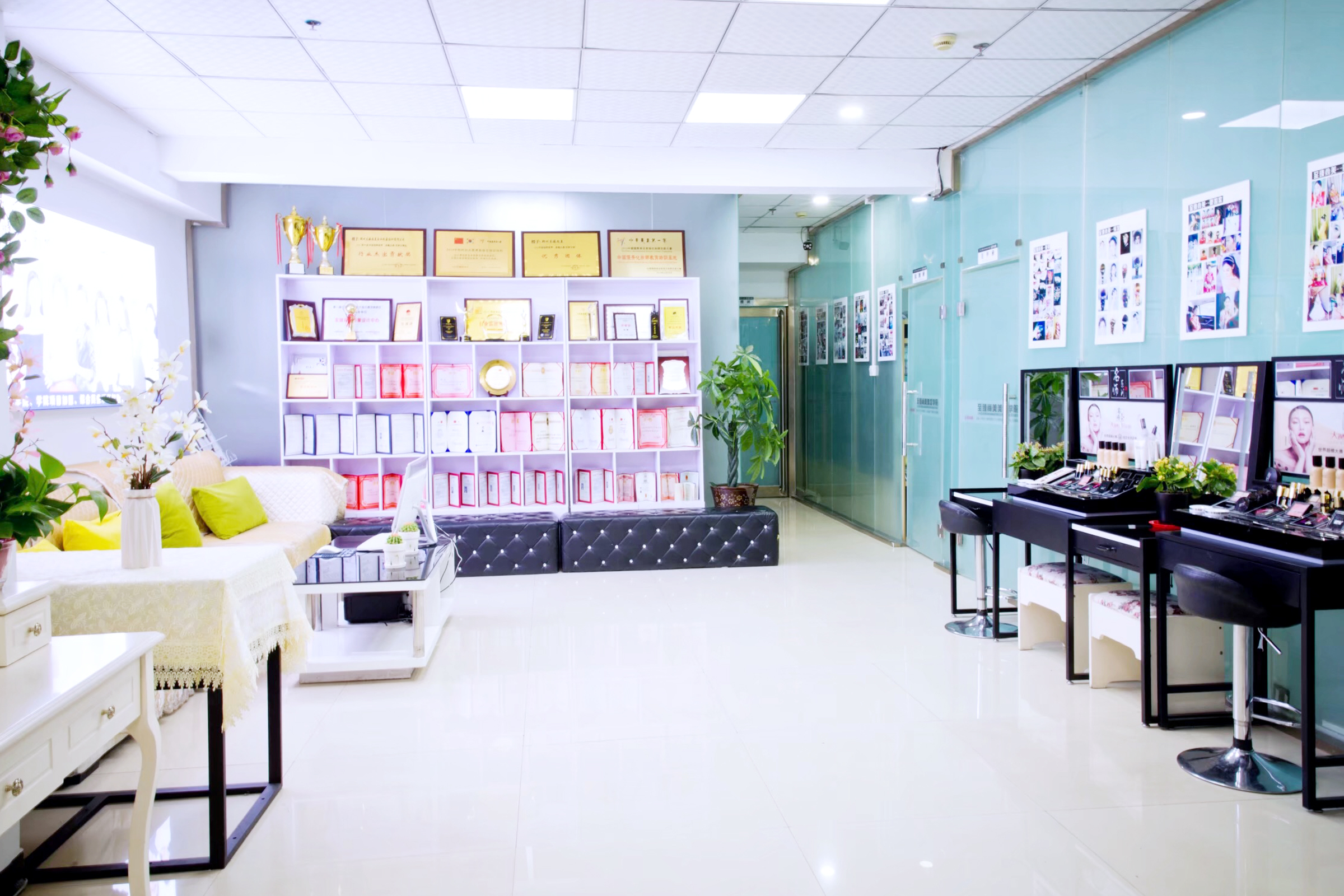 教育头条！至臻尚美荣获2019“中国美妆学校十强名校”