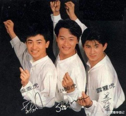 陈志朋回归低调?背3个LV包走机场,走哪都带着五星爱国手机壳