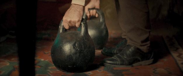 《文胸奇缘》：火车司机拿着文胸到处寻找失主，这影片太不正经了