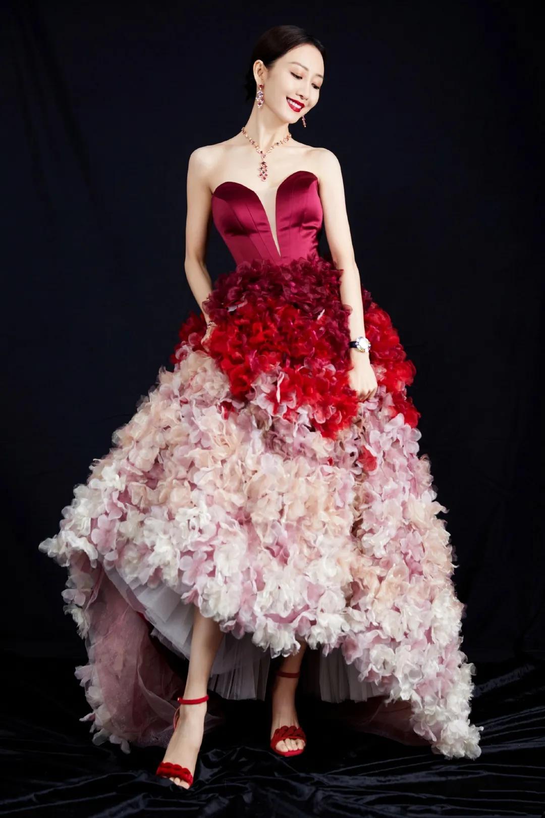 何穗冬天穿衣搭配技巧 (何穗的日常穿搭简单大方又有气质)