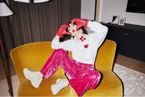 泫雅拍摄MLB新画报，复古元素一个不少超惊艳，红唇性感十足