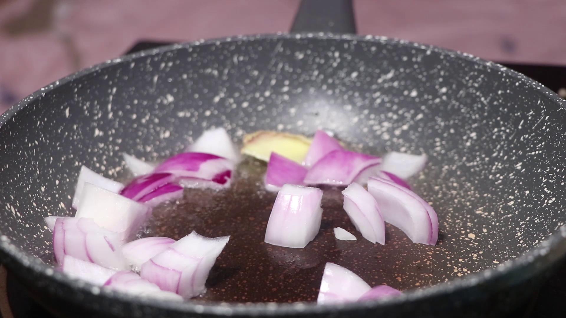 排骨焖饭加菜一锅出,排骨焖饭酱汁香辣口味