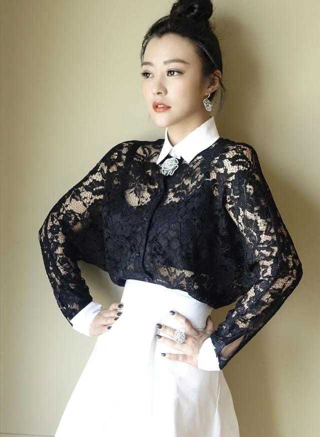 郝蕾身材真有料，穿黑色蕾丝上衣搭配白色半身裙，身材凹凸有致