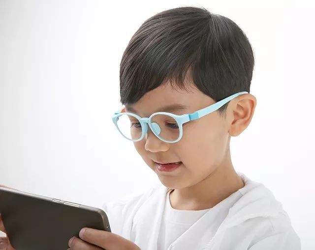 宝宝一直看手机怎么办,宝宝总爱看手机怎么办