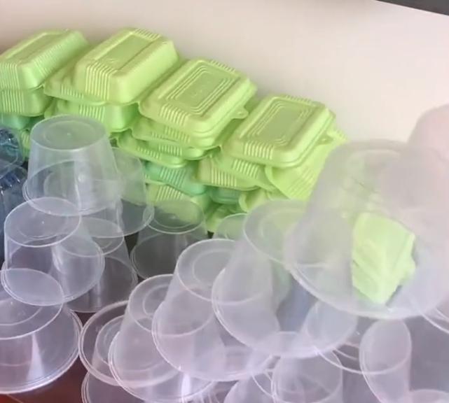 山东一男子回国隔离期米饭吃不完，将剩饭捏成饭团晒干带回家获赞