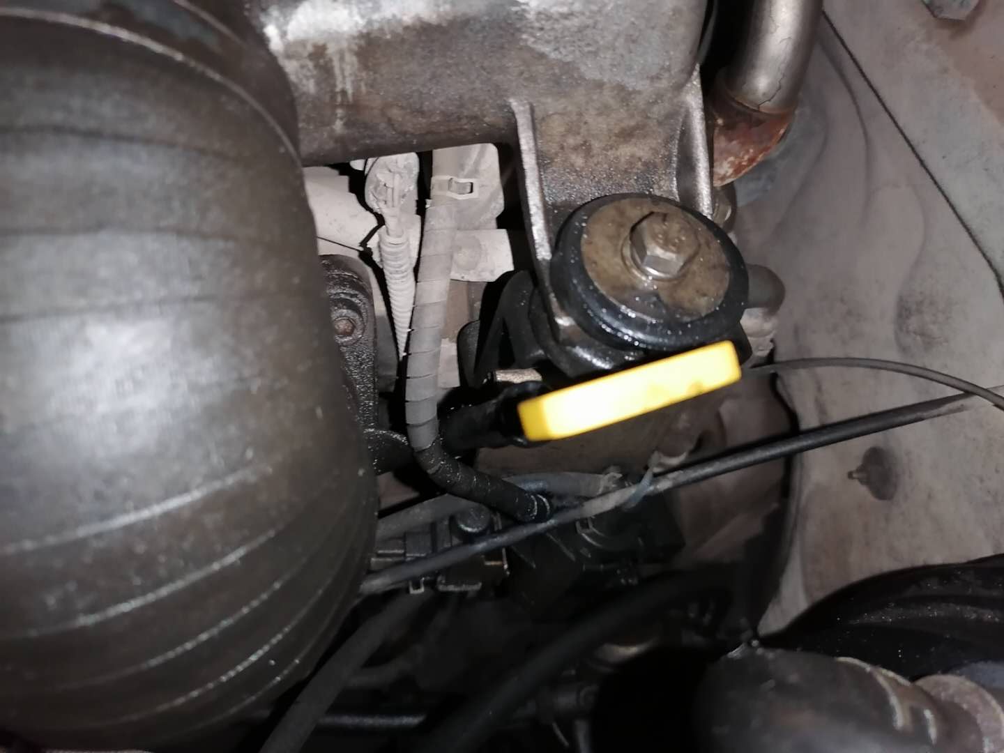 发动机冒白烟蓝烟烧机油,尾气大量冒蓝烟要不要大修发动机