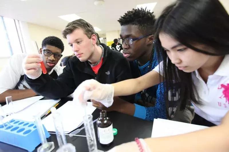 这所毗邻美国常青藤名校的中学,为何备受中国学生推崇?