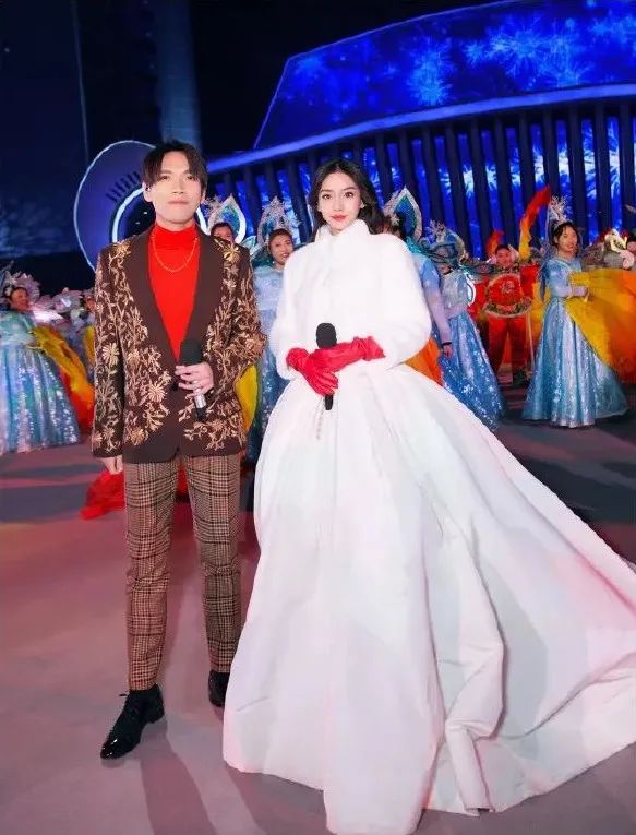 春晚时尚图鉴：热巴杨幂的红裙、王菲刷碗手套和董卿李思思的口红