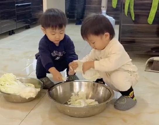 小朋友把超市的桃子扎了个洞,熊孩子把超市桃子扎了个洞