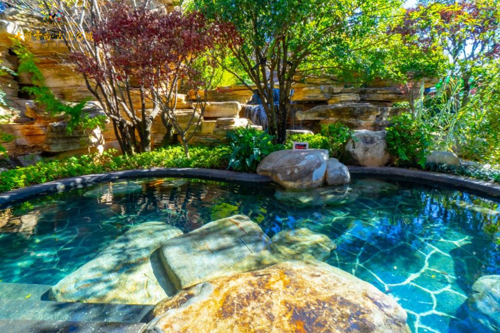 边泡温泉边游泳,边泡温泉边享受