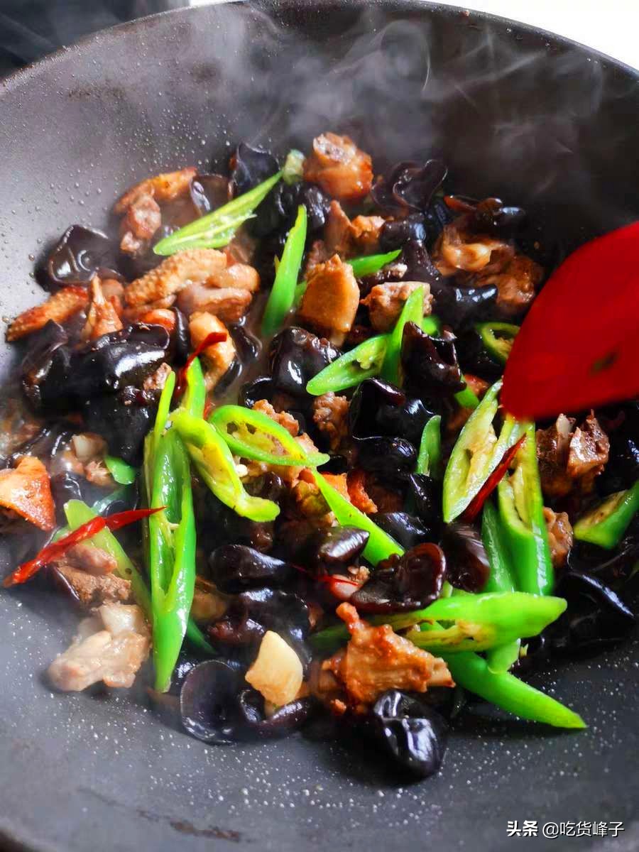炒木耳总是噼里啪啦炸锅,炒木耳为什么会噼里啪啦的炸锅