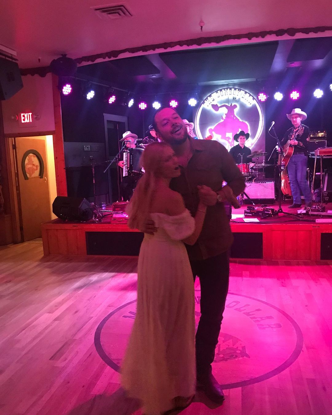 破产姐妹大美女“卡洛琳”为老公甜蜜庆生～网友纷纷送上祝福