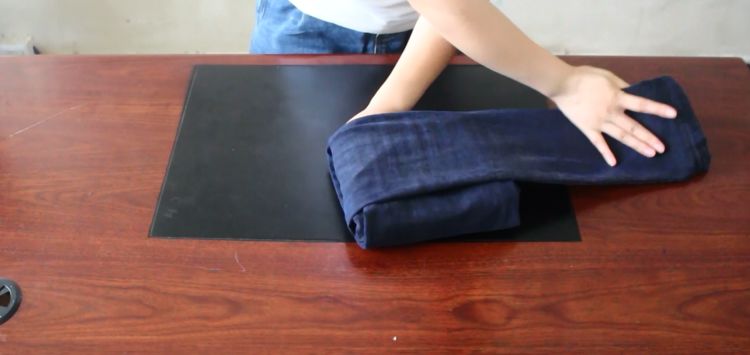 叠牛仔裤的简单叠法,叠短牛仔裤小技巧