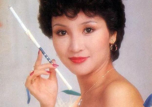 狄波拉潇洒情史，为谢贤甩美国富豪，离婚后嫁小11岁男人收获爱情