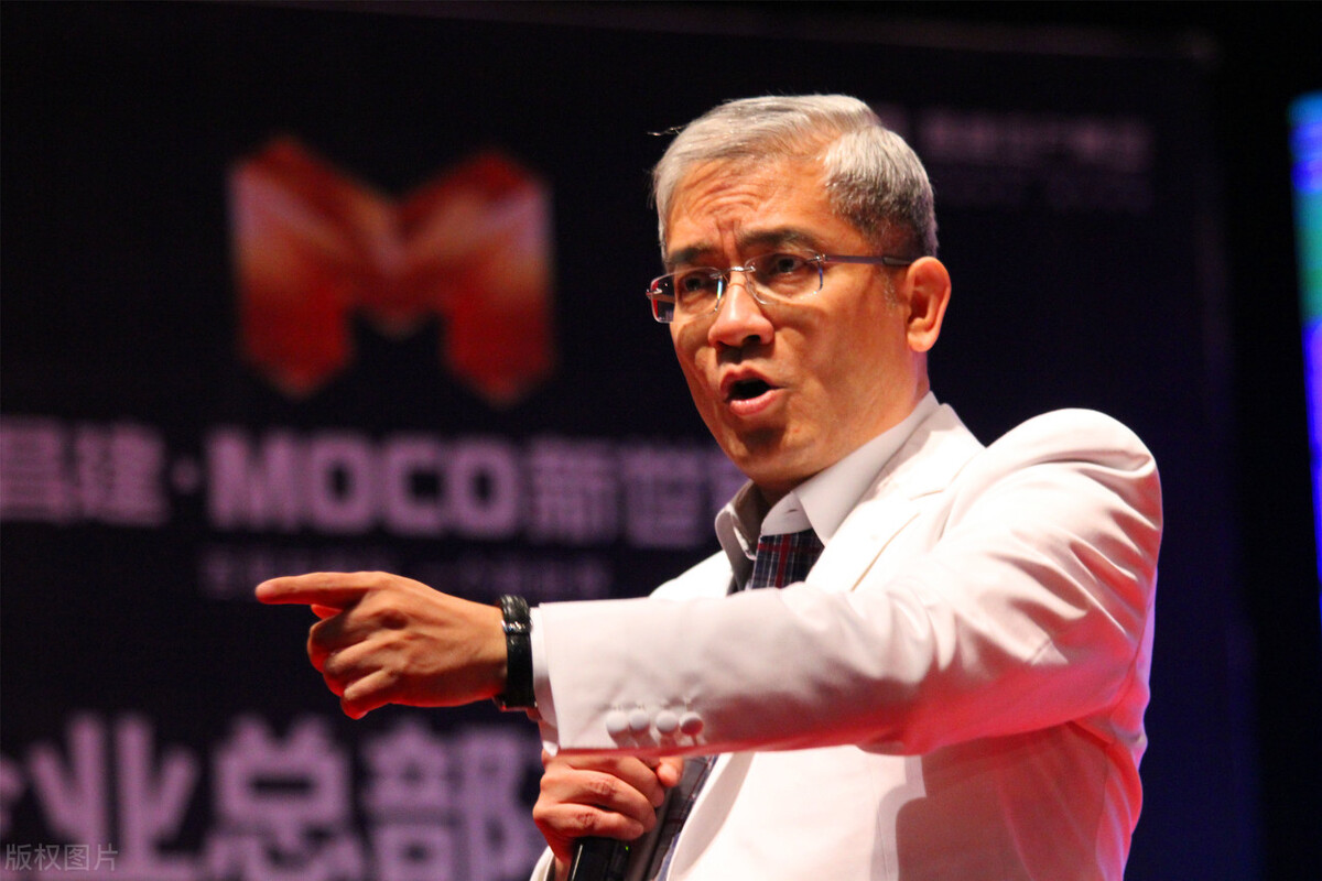 *咸平郎**教授:*养包**空姐3年,追回2套购房款,还差点送出900万债务