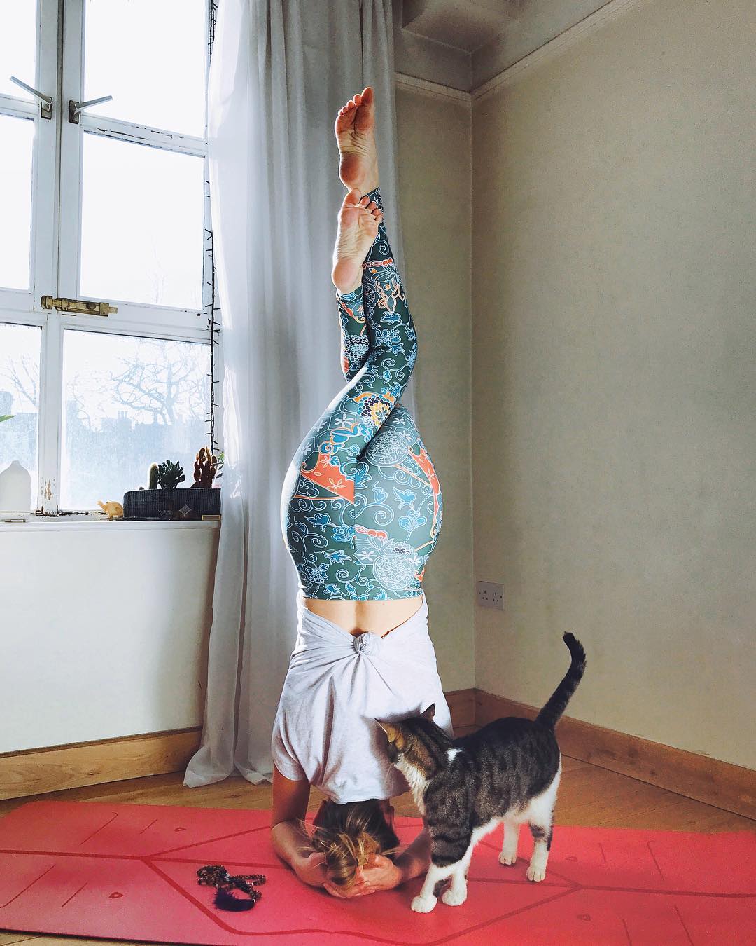 练瑜伽的女生适合穿什么样的裙,瑜伽运动上衣穿搭