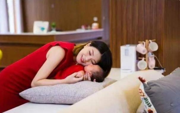 抱着就睡放下就醒怎么办,宝宝落地醒非要抱着睡怎么办