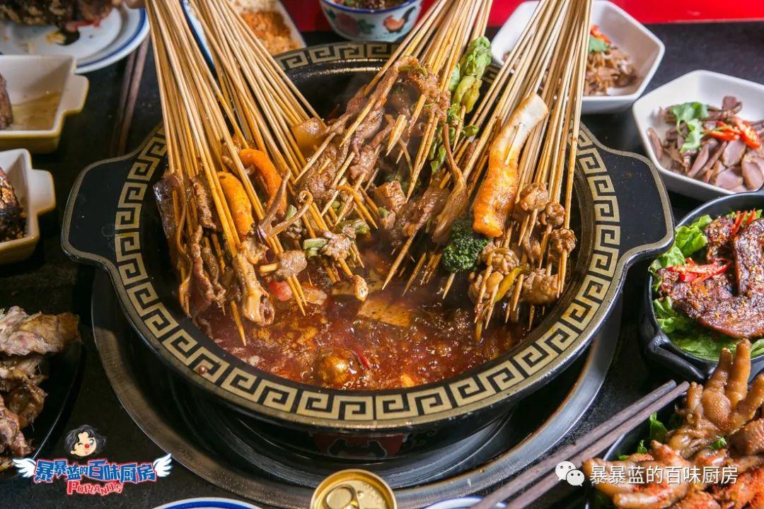 当成都老板爱上沈阳老雪，他开的串串香店锅底都有1瓶大绿棒