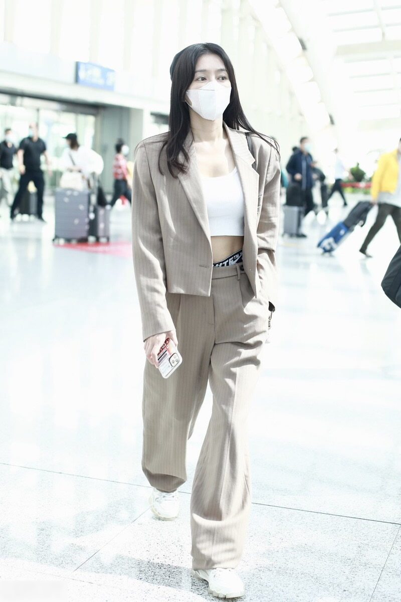 黑色休闲小西装搭配什么牛仔裤,小西装搭配什么样的裤子好看图片