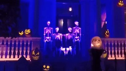 为过万圣节把房子改成鬼屋吓坏数千人，幸好我和这个老哥不是邻居