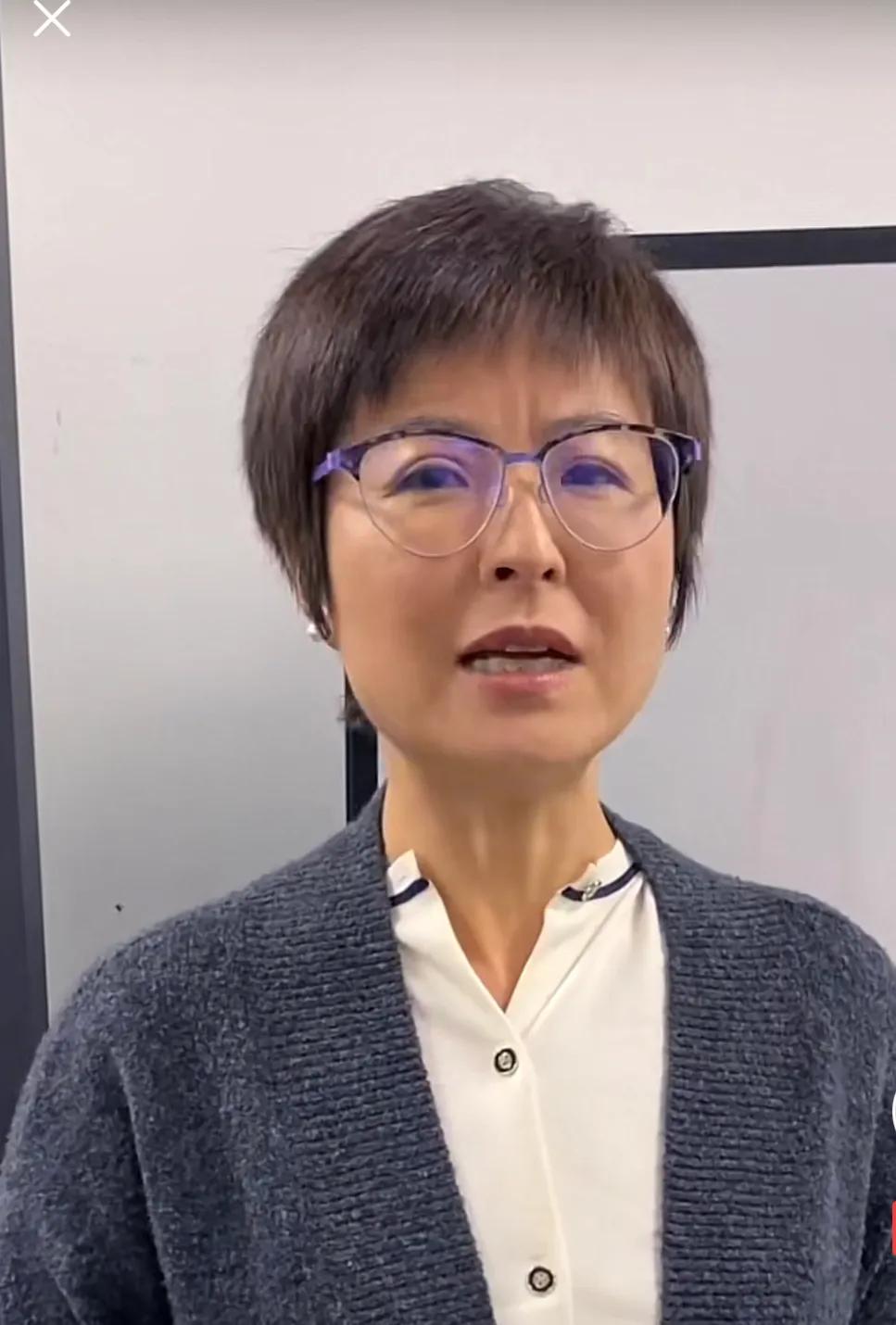 香港黄日华王杰县城捞金，央视郎永淳卖货：赚钱养家就是最大体面