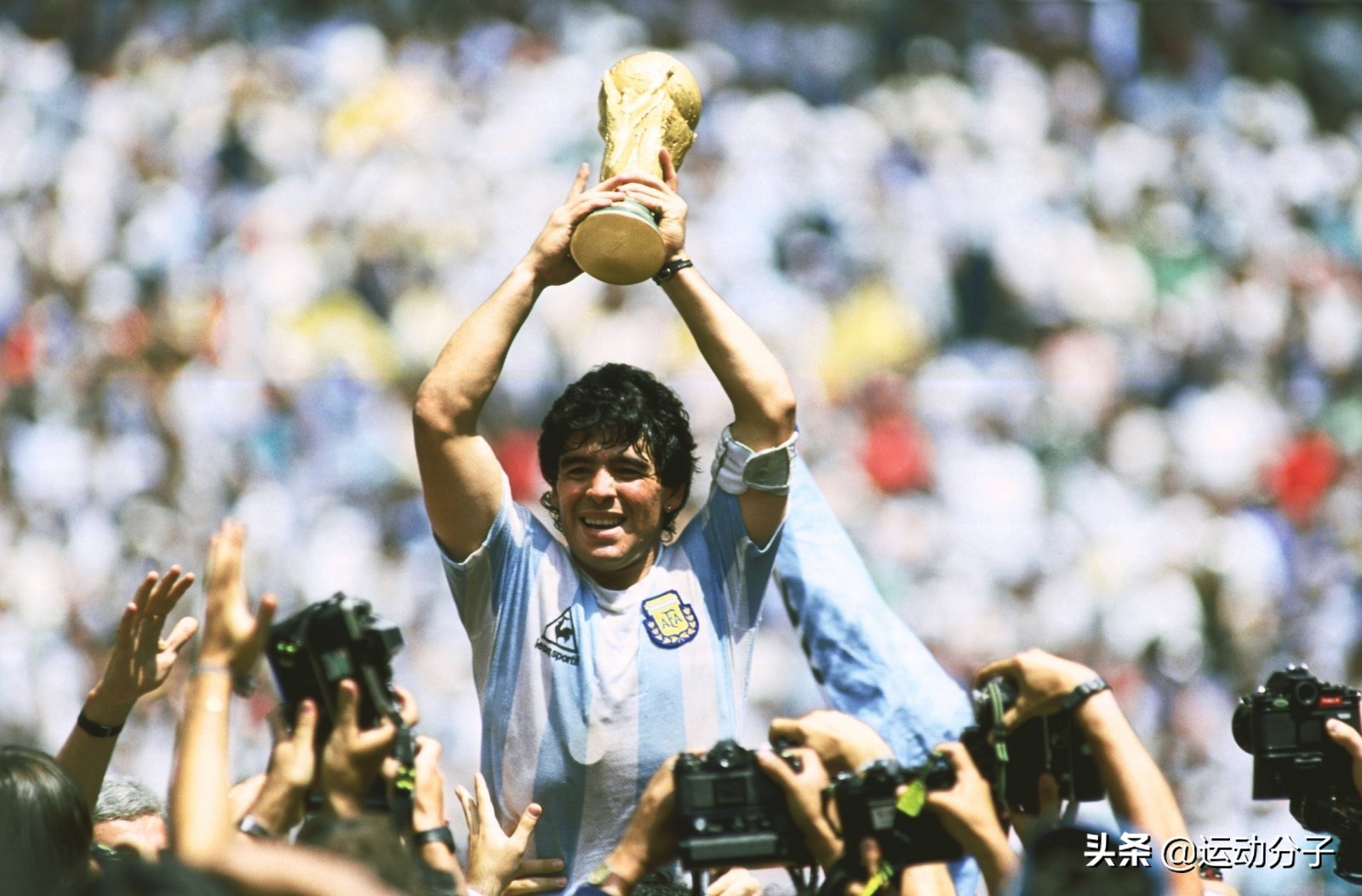 *小平邓**曾向马拉多纳邀约来中国踢场球，球王却开出高价拒绝了