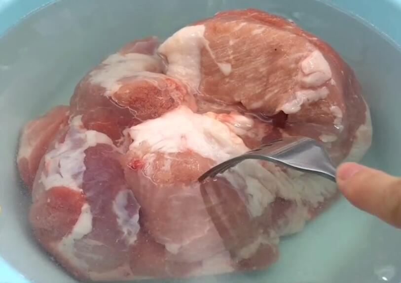 教你3招解冻肉小技巧10分钟搞定,解冻肉别拿水泡了大厨教一招