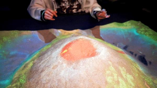 日夜不同科技感,春节潮玩创新方