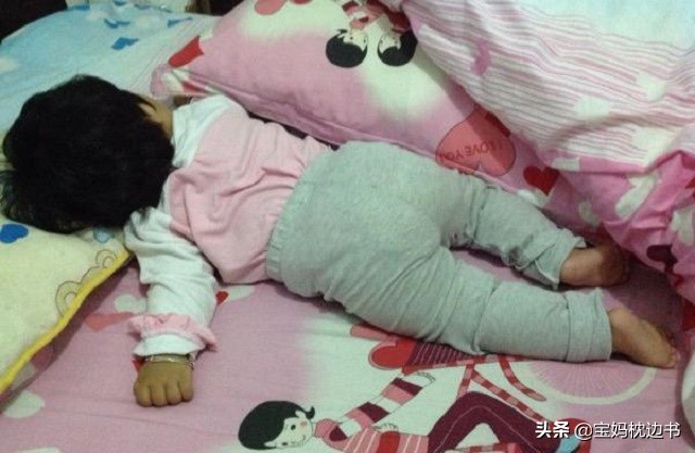 宝宝趴着睡才不闹腾是怎么回事,宝宝趴着要不要纠正