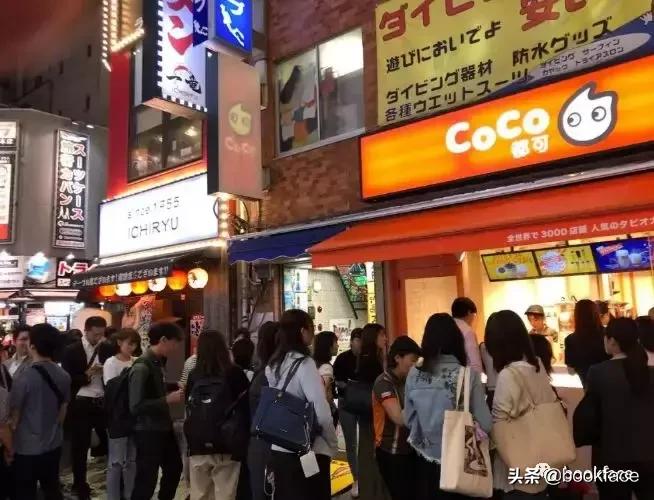 少女喝珍珠奶茶肚子疼,儿童喝一口奶茶突然肚子疼