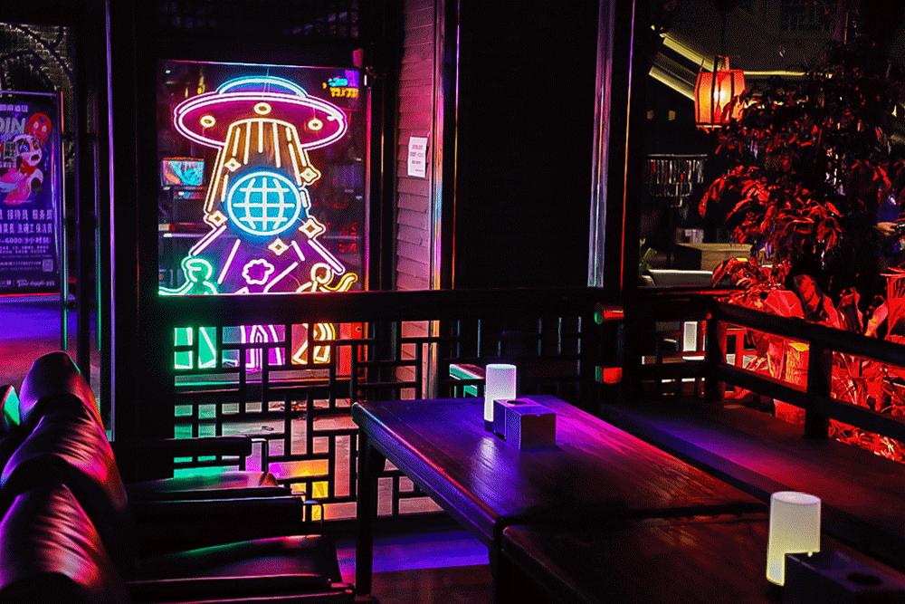 成都贰麻酒馆点啥酒,成都爆火的贰麻酒馆携手泸州老窖