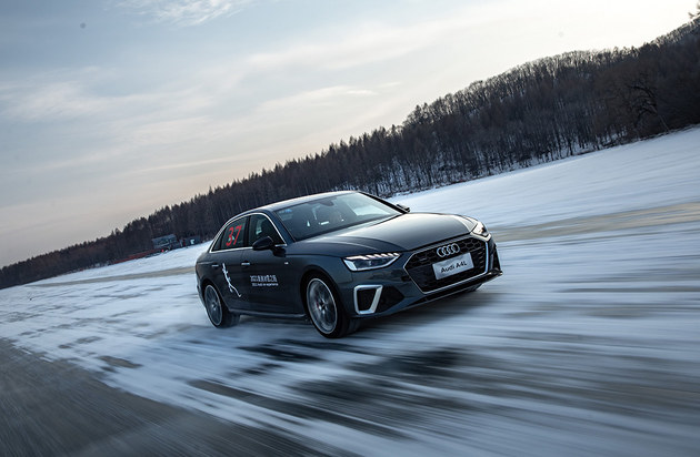 冰面爬坡a4,奥迪a4l四驱加速比赛