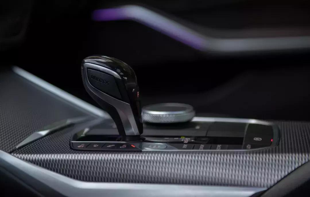 2022款宝马新3系325lim运动套装,宝马新3系320和325哪个更值得买