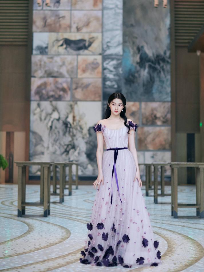 关晓彤闪光吊带裙look新鲜出炉,关晓彤黑纱裙出席活动