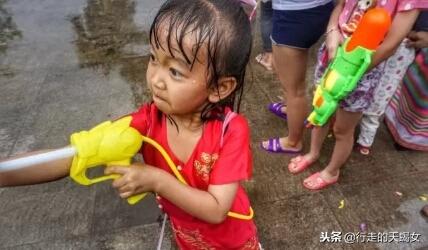 欢乐的泼水节鸟语花香,泼水节溢出的欢乐
