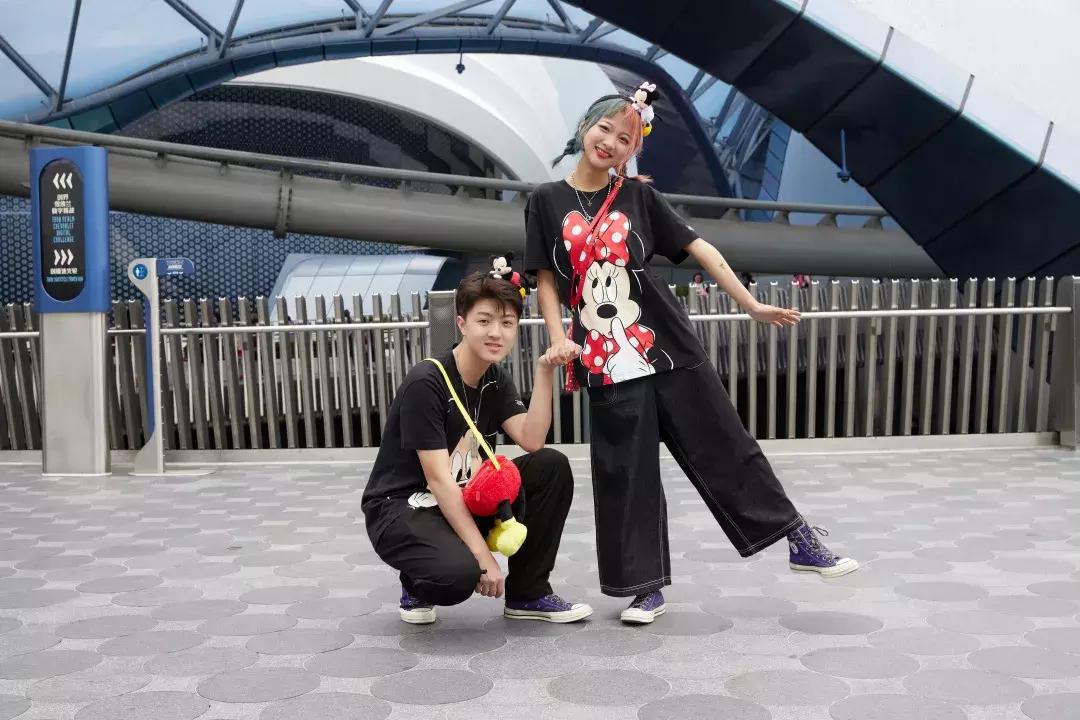 我们在上海迪士尼里玩耍了一天，发现穿的美才能玩的好！