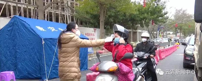 云霄县委书记王金狮、县长张明东带队察看云霄县城区疫情防控交通检查点