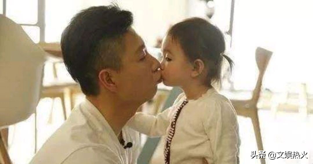 父女亲吻该不该？贝克汉姆和小七公然亲吻，张亮保护女儿不亲嘴