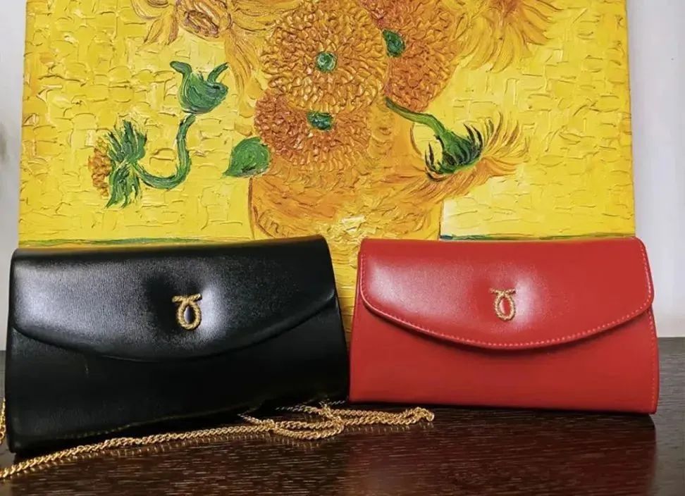 英国女王拿过的包包,英国伊丽莎白女王二世包包