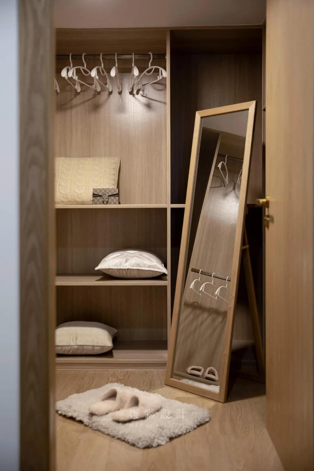 二楼衣帽间和客厅完美结合,二楼客厅开放式衣帽间