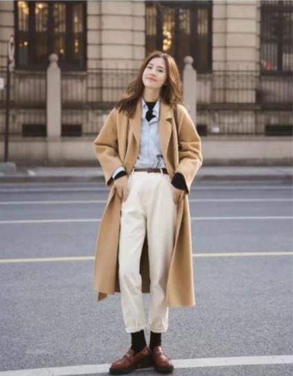 驼色睡衣式大衣穿搭女秋冬,驼色牛角扣大衣穿搭女秋冬