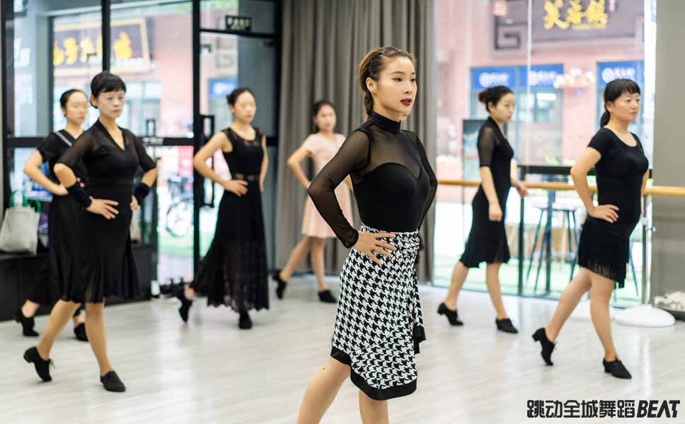 学拉丁舞之前必须先学中国舞,拉丁舞基础入门先学哪个舞种