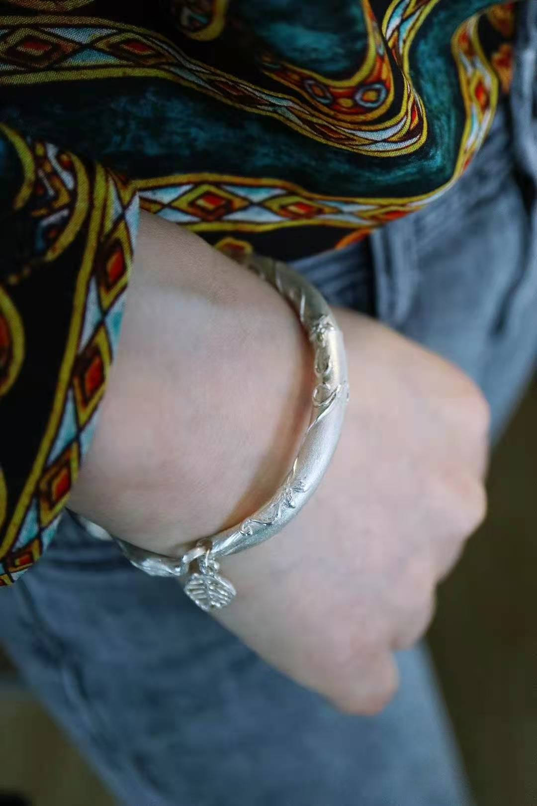 白底青手镯适合多大年纪戴,小圆条手镯适合什么年纪的人