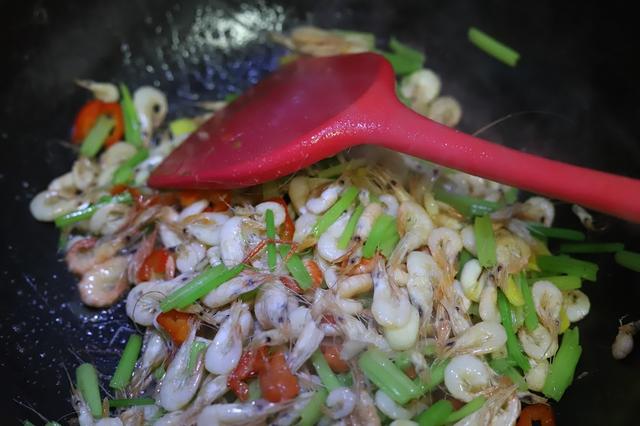 辣炒小河虾跟什么菜搭配,芹菜炒小河虾家常做法