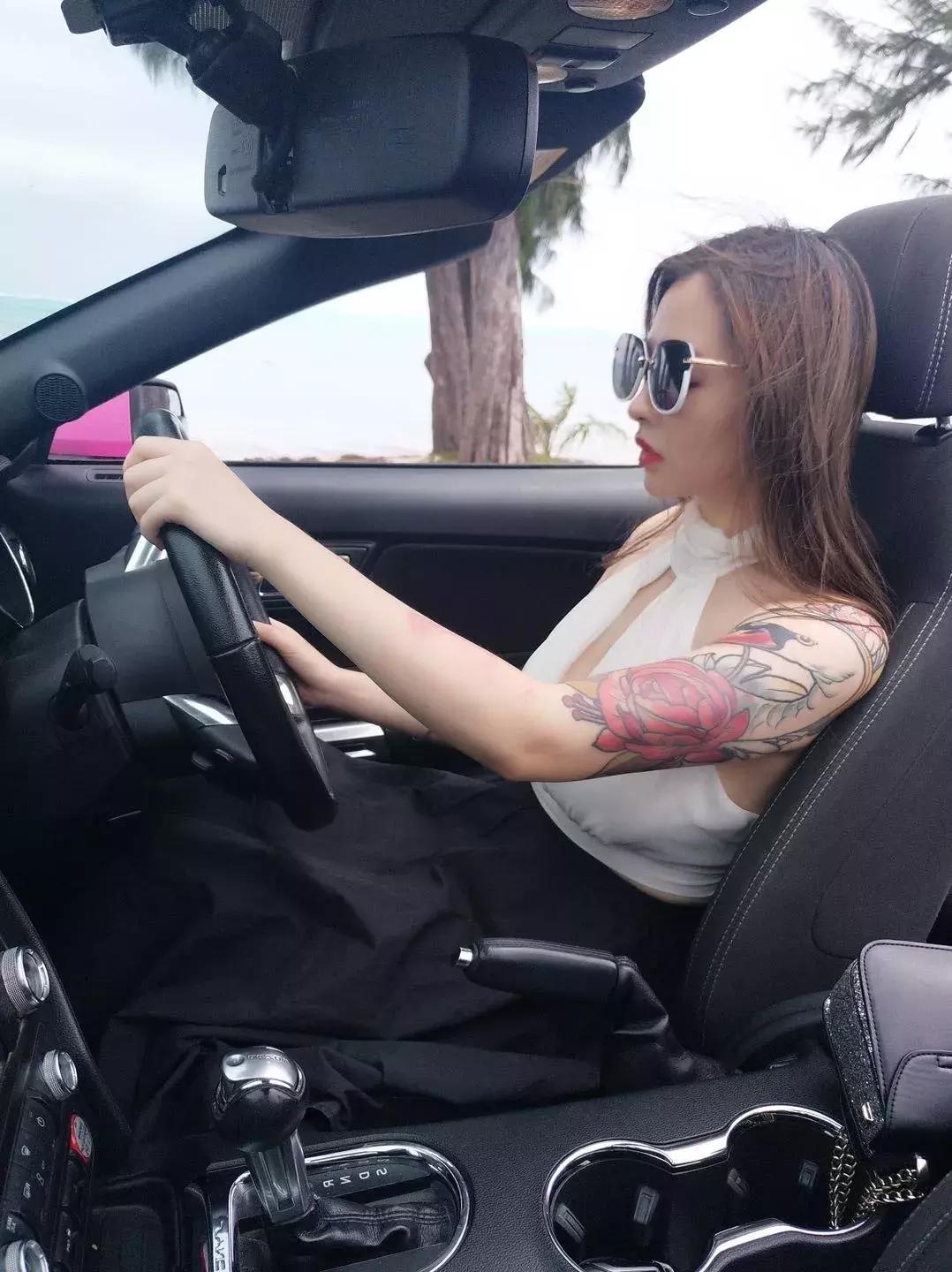 比黑丝妞还让人无法抵抗的,是这些穿球鞋的漂亮妹妹...