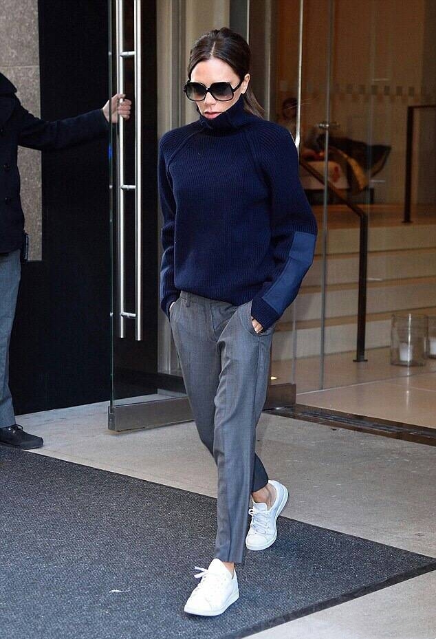 贝嫂终于换平底鞋，穿九分裤踩小白鞋，不信你有163cm